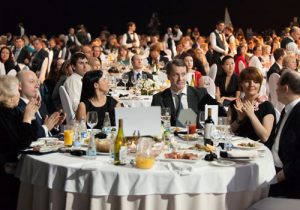 Picture of participants applauding in an corporate event hosted by Corporate Event organizer Kiyoh